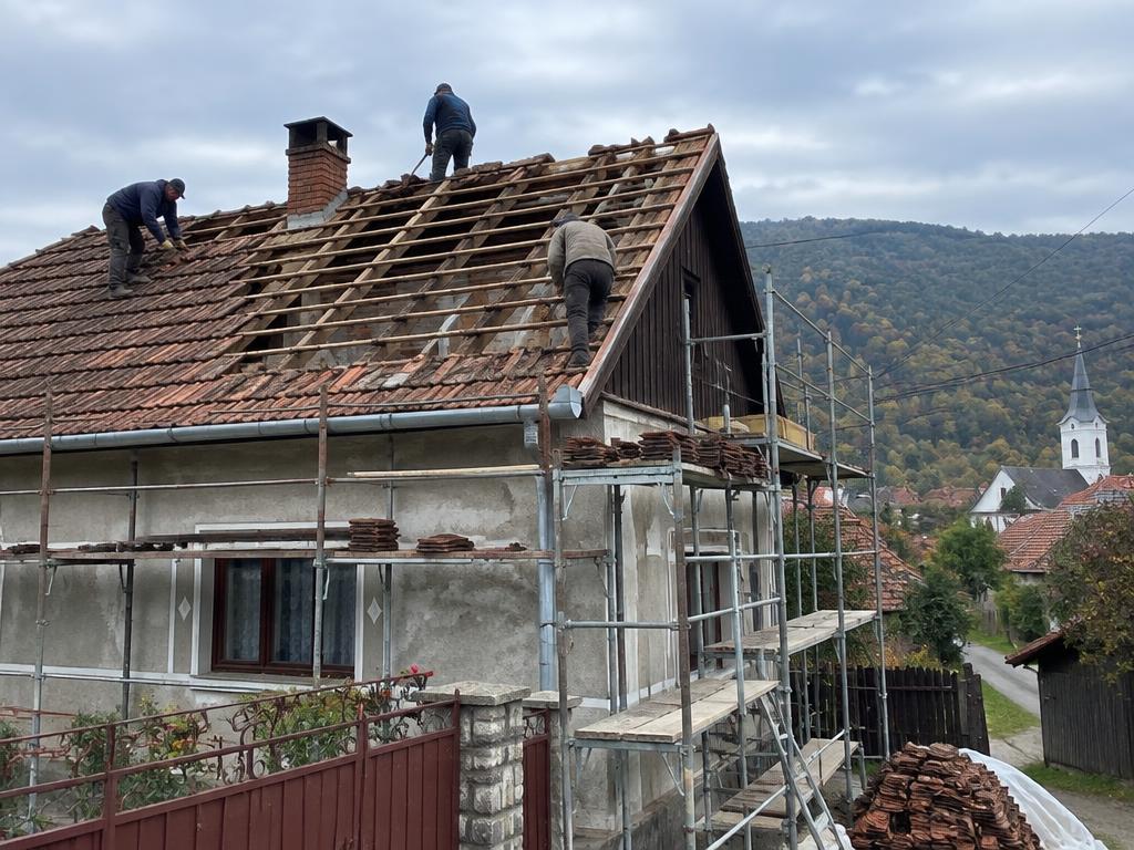 Acoperiș vechi în renovare cu schelă